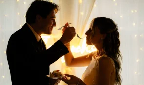 Raymondjack Photography Vermont Wedding0 cake cutting 18